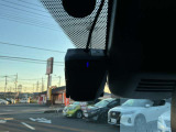 最近では付いてる車も多くなってきました。中古車ではまだまだ付いていればラッキーなドライブレコーダーです♪