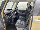 前席からフロントまわりを見渡しやすく、運転中の視線移動にも配慮された室内です。シートには柄のある生地を用い、清潔感のある落ち着いた空間に仕上がっています。