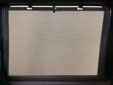 【ロールサンシェード】日差しを遮りつつ、プライバシーも守れる優れもの。窓枠一体型なら見た目もスマートで、出し入れの手間もゼロ。暑い日の移動をグッと楽にしてくれます。