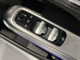 運転席ドアトリムには窓の一括コントローラーと電動ドアミラーのコントローラーが装備。