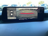 360&deg;ビューモニターは前後左右に取り付けられた4つのカメラを使い、上空から見たような疑似画面を作り、駐車をサポート致します。シーンに応じてフロントワイドモニターやサイドモニターなど、切り替え可能です!