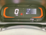 速度や燃料残量などを運転席から確認しやすい表示レイアウトです。必要な情報がまとまっており、日々の運転中も視線移動を抑えて確認できます。