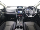 視界の良さが魅力の運転しやすいコックピットです。シンプルで操作性に優れたインパネデザインと、SUBARUならではの安全性能にこだわった視界設計が活かされています。