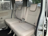 後席は横並びで座れる広さがあり、背もたれやヘッドレストも備わった空間です。明るい内装色で圧迫感を抑え、窓から外の様子も確認しやすく、家族や同乗者との移動に便利です。