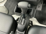 【シフトノブ】手に馴染む形状で快適に操作ができるデザインです♪