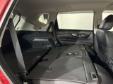 リヤシートを倒すと大きな荷物も入ります 片側、両側可能です。