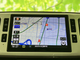 地図上に現在地周辺の道路や地名が表示され、広域・詳細の切り替え項目も確認できます。画面内の情報が見やすく整理されており、目的地までのルート確認や日常のお出かけに役立ちます。