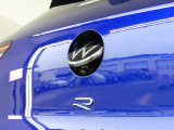 バックカメラ始動時にはVWのエンブレムが動いてカメラがボディの中心位置で映し出します。