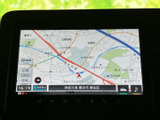 地図上に現在地や周辺の道路、施設情報が表示され、目的地までの道筋を確認する際に役立ちます。画面表示が見やすく、行き先の設定も直感的に行えるナビゲーションです。