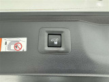 電動式バックドアです。 荷物を持ったままでもボタン一つで自動的に開け閉めできるので便利ですよ。 挟み込み防止機能も付いていますのでお子様の手や荷物を挟み込むのを防いでくれますよ。