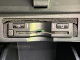 音量や画面切替に使うボタンを備えた車載機器が、手元で確認しやすい位置に設置されています。音声や表示に関する操作がまとまり、日常の車内利用をサポートします。