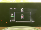 速度やシフト位置、走行に関する情報が画面に集約され、運転中に必要な表示を確認しやすい構成です。情報がすっきり整理されており、乗車時の状況把握にも役立ちます。