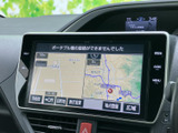 地図が画面いっぱいに表示され、現在地や周辺の道を確認しやすい仕様です。目的地設定や表示切替などの項目も見やすく、慣れない道へのお出かけでも案内を確認しながら利用できます。