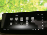 ラジオやテレビ、Bluetooth、USBなど複数のソースを画面から選べるため、乗車中の音楽や情報の楽しみ方が広がります。表示がまとまり、使いたい項目を見つけやすいのも便利です。