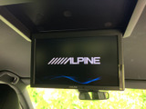 後席側にモニターを備え、停車中に映像コンテンツを楽しめます。天井部に設置された画面で、同乗者が休憩時間を過ごす際にも活用できる装備です。