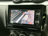 テレビ映像を表示できる画面を備えており、停車中のひとときに番組を楽しめます。画面が見やすく、休憩時間などに活用できる、日常の楽しみを広げる装備です。