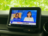 テレビ番組を画面で視聴できる装備です。停車中の休憩時間や待ち合わせの合間に、映像を楽しめるのがうれしいポイント。画面には番組映像が表示され、車内で過ごす時間の選択肢が広がります。