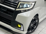 【LEDヘッドライト】悪天候や夜間走行時も良好な視界を確保し安心して運転できる高輝度LEDヘッドライトを装備!点灯速度が早く、消費電力も抑えられています。