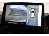 前後左右のカメラの映像を合成し、車を上から見たような視点のパノラミックビューモニター。後方の死角だけでなく左右や前方の障害物の発見もしやすくなります。