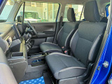 【フロントシート】インパネにシフトが付いているので足元広々!運転席から助手席の移動も楽々♪どちらからでも乗り降り出来るので、狭い場所の乗り降りも楽ちんですよ♪