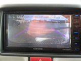 カラーで後方映像をモニターに映し出してくれるので、ショッピングモールのような狭い駐車場であったとしても障害物を見つけ、楽々駐車することができますね。