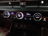 オートエアコンは左右席で独立温度コントロールが可能です。運転席はキンキンに冷やして助手席はマイルドにと言った設定が可能です。暑さ寒さでケンカすることもなくなりますね。