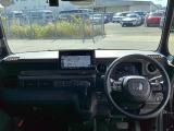 運転席周りです。カップホルダーや小物の収納などは必須ですよね!!使い勝手の良いつくりになっております!!