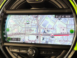 ●純正ナビ:一体感のあるナビは、高級感ある車内を演出してくれます。Bluetooth再生などオーディオ機能も充実しておりますので、運転もより楽しめます♪
