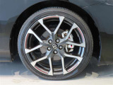 純正のアルミホイール装着車です。タイヤサイズは225/40R18です。