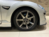 シルバーの車体に濃色のホイールが映える足元。張り出したフェンダーとスポークの組み合わせが、RX-8の姿を引き締めます。出発前や車を降りたあとも、愛車を眺める楽しみも広がります。