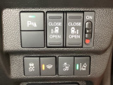 両側電動スライドドアは運転席から操作ができるよう、操作スイッチが付いています。Hondaセンシング用のVSA(ABS+TCS+横滑り抑制)解除と路外逸脱抑制機能のオンオフスイッチなどがあります。