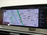 【純正ナビゲーション】BMWのナビゲーションは操作性も良く、詳細な地図情報と交通状況を見やすく表示し、快適なドライビングをサポートしながら目的地までナビゲートします。