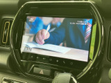 画面でテレビ映像を楽しめる装備です。お出かけ先で停車している間の待ち時間にも活用でき、車内で過ごすひとときに便利。映像視聴は停車中にお楽しみください。
