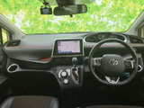 運転席から手が届きやすい位置にモニターを備え、画面表示を確認しながら車内の装備を活用できます。視線を大きく動かさずに情報を確かめやすく、日々の運転をサポートします。