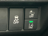 運転席まわりに各種サポート機能のスイッチを集約し、表示から用途を確認しやすい配置です。必要な操作箇所を把握しやすく、日々の運転を支える装備がそろっています。