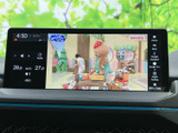 画面でテレビ番組を視聴でき、停車中の待ち時間を過ごす際にも活用できます。表示が大きく内容を確認しやすく、日常のひとときに便利な装備です。