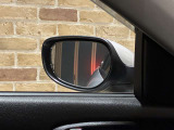 助手席側のドアミラーと窓まわり。シートとミラーの角度を合わせ、運転席から見える範囲を確認できます。普段使う道路や駐車場を思い浮かべ、自分に合う視界を確かめて選べます。
