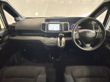 室内は運転席などに使用感はございますが、目立つ汚れやシミ、気になる臭い等も無く綺麗な状態です。