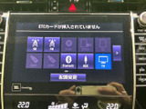 ラジオやBluetooth、USBなど複数の音源を選べる画面を備え、聴きたいコンテンツに合わせて使い分けられます。画面表示もまとまりがあり、日々の車内時間を快適に過ごせます。