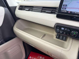後部座席のドアがスライドドアになっていると、開口部が広くドアを外側に大きく開ける必要もなく狭いスペースでも容易に乗り降りができます♪