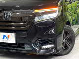 【LEDヘッドライト】悪天候や夜間走行時も良好な視界を確保し安心して運転できる高輝度LEDヘッドライトを装備!点灯速度が早く、消費電力も抑えられています。