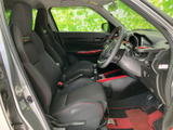 前席は運転席と助手席が並ぶレイアウトで、シートの赤いステッチが目を引きます。乗り降りの際に室内を見渡しやすく、足元や中央まわりまでまとまりのある空間です。日々の移動にも使いやすい印象です。