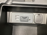 USBオーディオにも対応できる端子付きです。スマートフォンの充電ももちろんOK!アクセサリーソケットからも電源を確保できます!