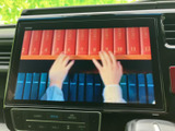 モニターではテレビ映像を楽しめます。停車中の休憩時間に番組を視聴でき、待ち時間も車内で過ごしやすくなります。操作画面もまとまっており、日常使いにうれしい装備です。