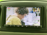テレビ番組を画面で視聴できる装備を備えています。目的地に着いて停車している間の待ち時間などに映像を楽しめるため、車内で過ごす時間にも便利にお使いいただけます。