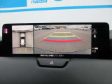 車体がシースルー(透過)して周囲の見通しを高めた設計の『360&deg;シースルービューモニター』を搭載。大きな車体でも、上空から見下ろす正確な視点で、狭い道や駐車をサポートします。