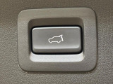 【パワーバックドア】スマートキーや運転席のボタンを押すだけでリアゲートが自動で開閉します!荷物を持っている時や、高い位置にあるバックドアを閉める際に便利な機能です♪