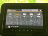 音楽やテレビ、交通情報などの選択肢が画面にまとめられ、使いたい音源を選びやすい表示です。各項目がアイコンで整理されており、日常の移動中も機能を確認しやすく便利です。