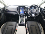 視界の良さが魅力の運転しやすいコックピット。シンプルで操作性に優れたインパネデザインと、SUBARUならではの安全性能への徹底したこだわりが光る視界設計です。