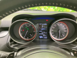 左右のメーターと中央の情報表示がまとまり、運転中に必要な表示を確認しやすいレイアウトです。速度などの計器表示に加えて各種情報も見られ、視線を大きく移さず把握しやすい配置です。